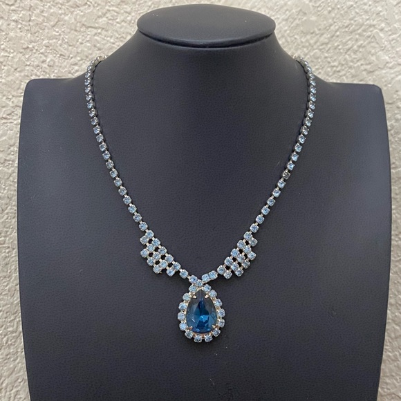 Vintage Unsigned Juliana? Blue Teardrop Pendant Rhinestone Silver Tone Necklace - Picture 4 of 13
